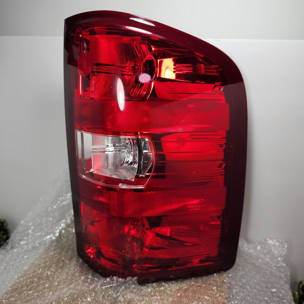 Dorman Rear Right Passanger Side Taillight Assembly | Chevrolet 14-07 GMC 13-11